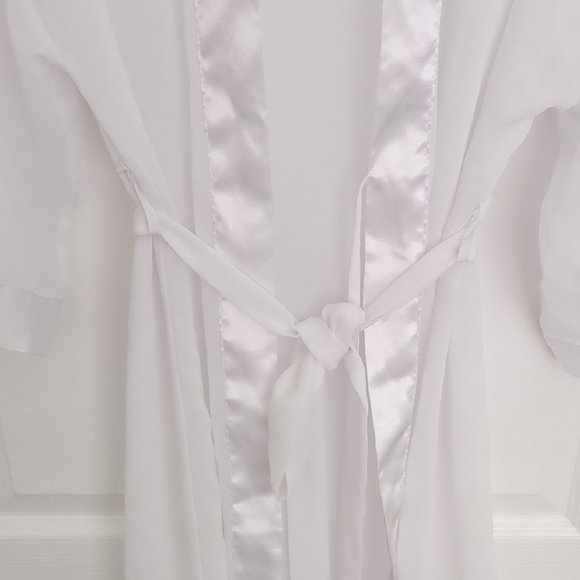 Elegant White Sheer Robe - Picture 5 of 8